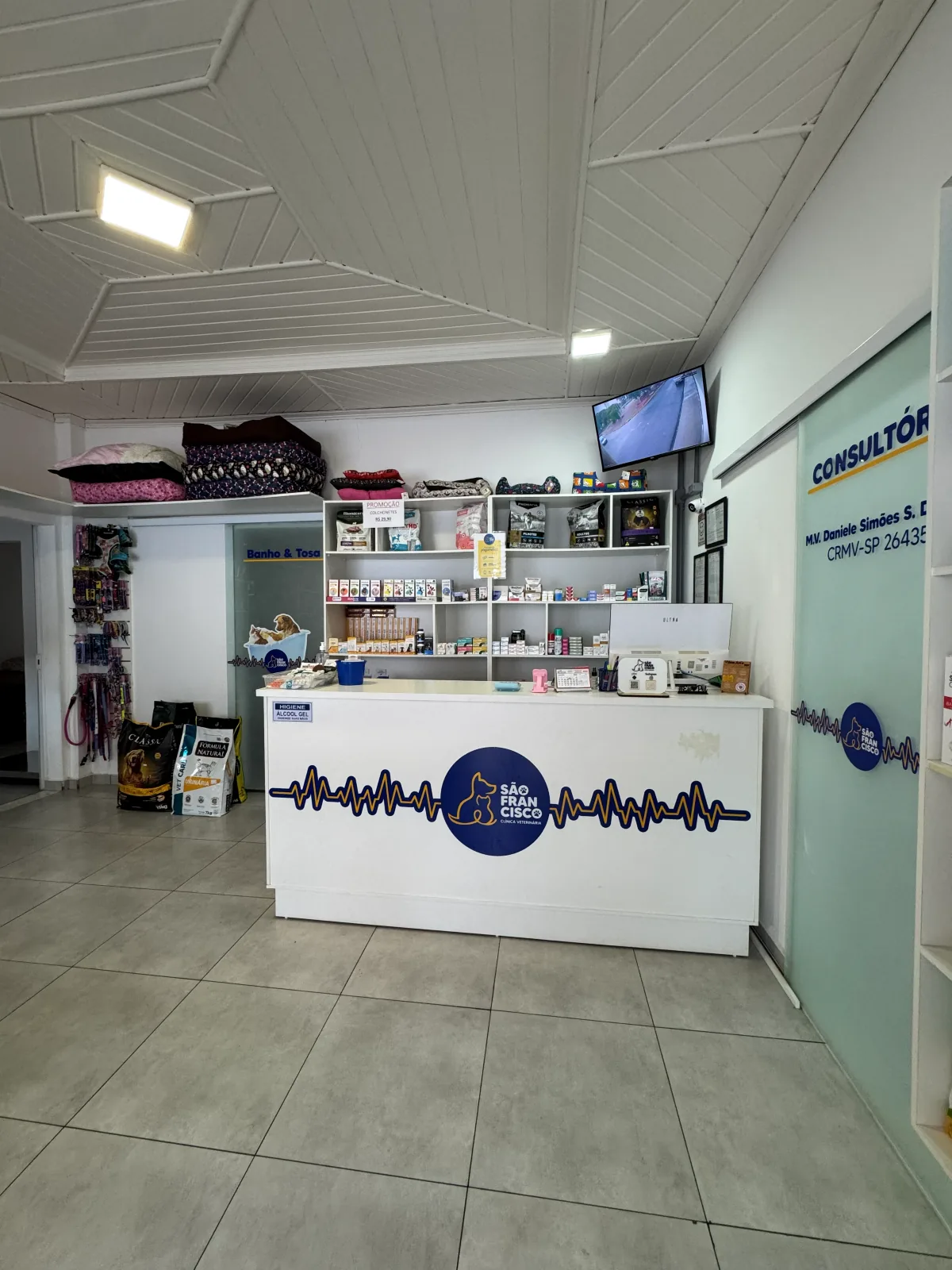 Recepção da Clínica Veterinária São Francisco, em Itararé/SP, com o balcão personalizado com a marca